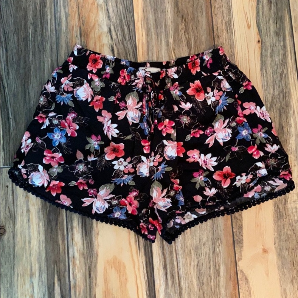 Hollister Flower flowy shorts